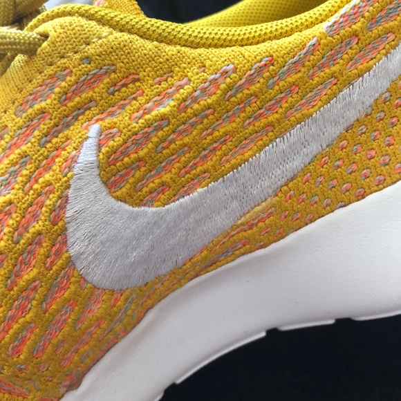 Like new...Nike FlyKnit Roshe Run Shoes. Sz 7 - Picture 11 of 11